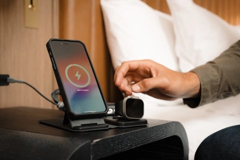 UAG 3in1 Travel Charger - bezprzewodowa ładowarka podróżna do trzech urządzeń 15W, kompatybilna z MagSafe, kabel, wtyczki i orga