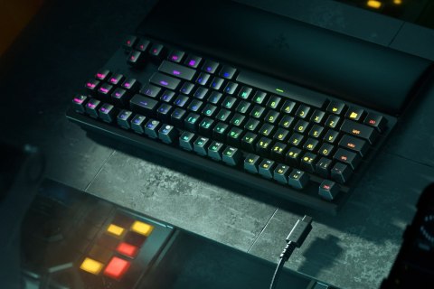 Razer Łowca V2 bez klaw. num., klaw. do gier, optyczna, LED RGB, Stany Zjednoczone, czarny, przewodowe, klikający fioletowy prze