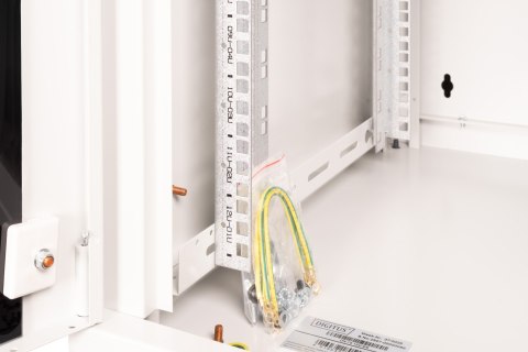 Szafa sieciowa wisząca Unique 19" 12U rack 600x600, drzwi szyba, szary, niedzielona, złożona, 100kg